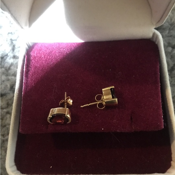 Vintage 14Kt Yellow Gold (7mm x 5mm) 2 Carat Oval Bezel Set Garnet Stud Earrings - Picture 12 of 12